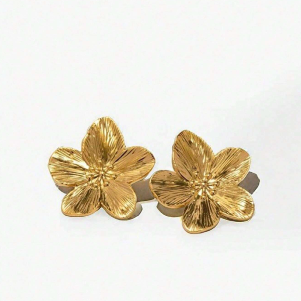 Boucles d'Oreilles Dorées en Acier Inoxydable – Motif Fleur et Trèfle à Cinq Feuilles – Image 2