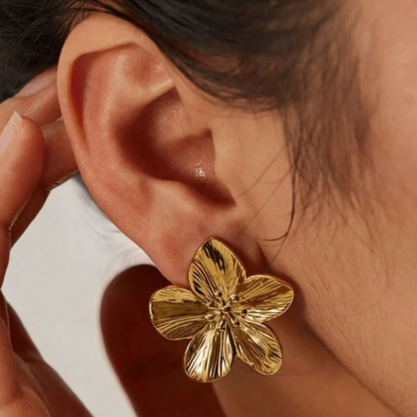 Boucles d'Oreilles Dorées en Acier Inoxydable – Motif Fleur et Trèfle à Cinq Feuilles – Image 3