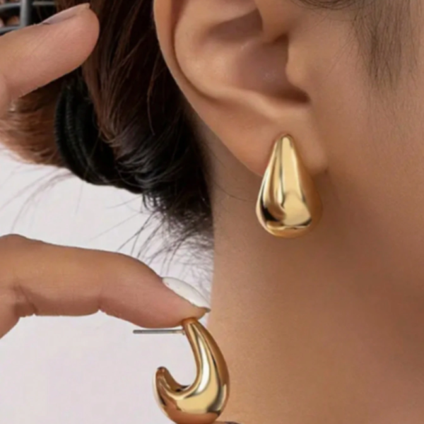Boucles d'Oreilles Dorées Élégantes en Forme de Goutte