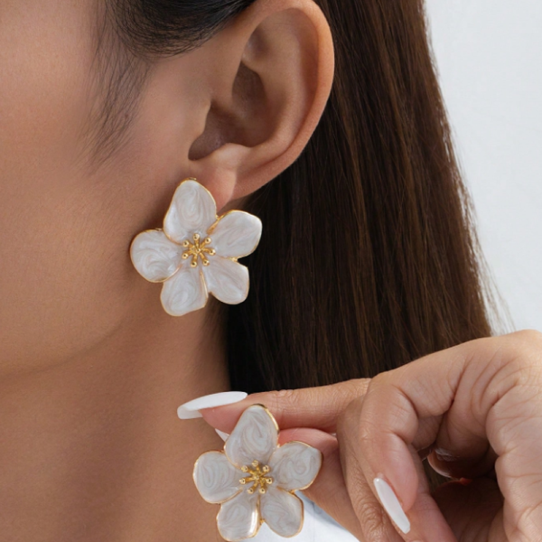 Boucles d'Oreilles à Clou Fleur Émaillée Blanche – Élégance Délicate