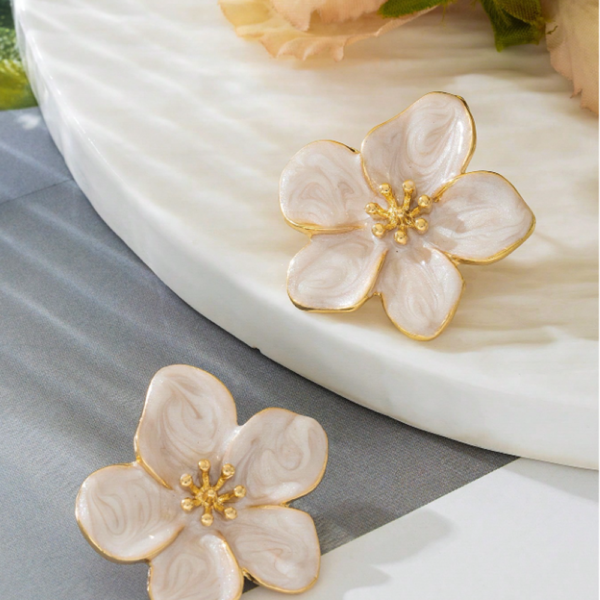 Boucles d'Oreilles à Clou Fleur Émaillée Blanche – Élégance Délicate – Image 2