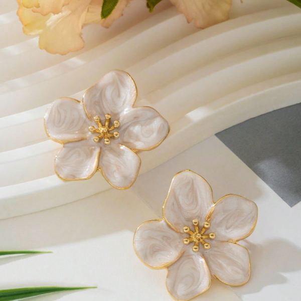 Boucles d'Oreilles à Clou Fleur Émaillée Blanche – Élégance Délicate – Image 3