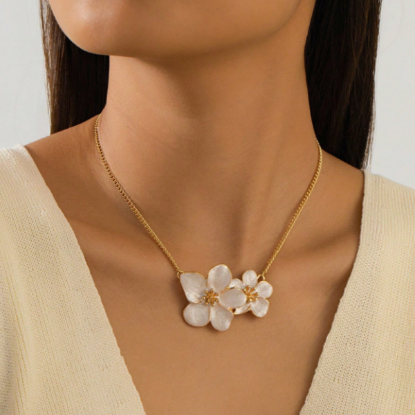 Collier Élégant Femme – Pendentif Fleur Blanche à Cinq Pétales avec Goutte d’Huile