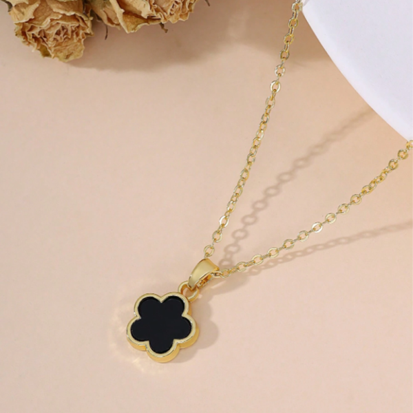 Collier Trèfle Noir Élégant – Raffinement & Légèreté – Image 2