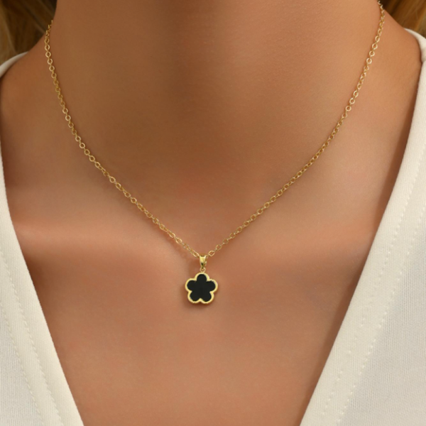 Collier Trèfle Noir Élégant – Raffinement & Légèreté