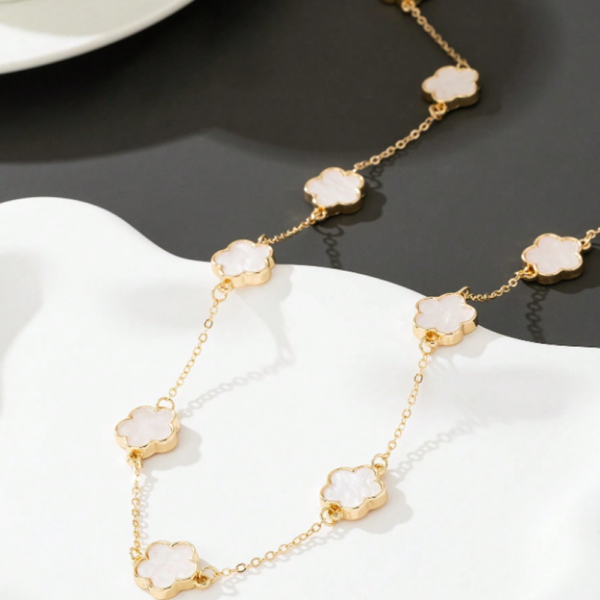Collier Long pour Femme avec Pendentif Trèfle Blanc Porte-Bonheur – Image 2