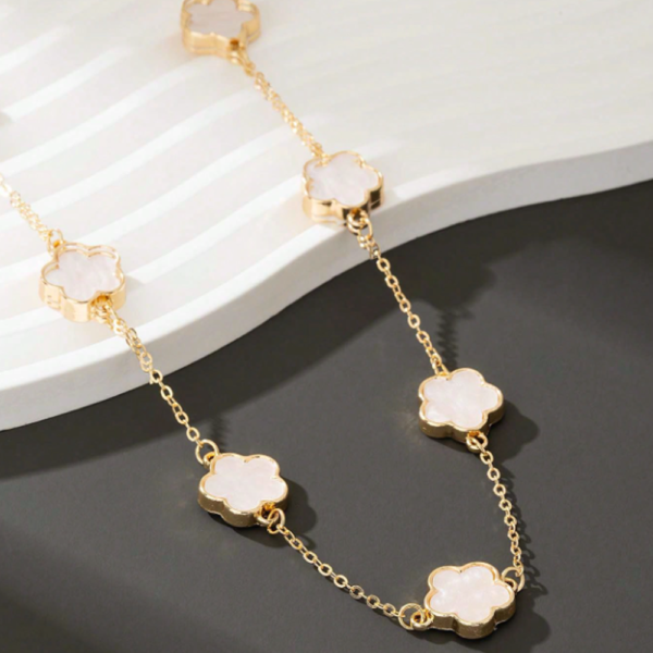 Collier Long pour Femme avec Pendentif Trèfle Blanc Porte-Bonheur – Image 3